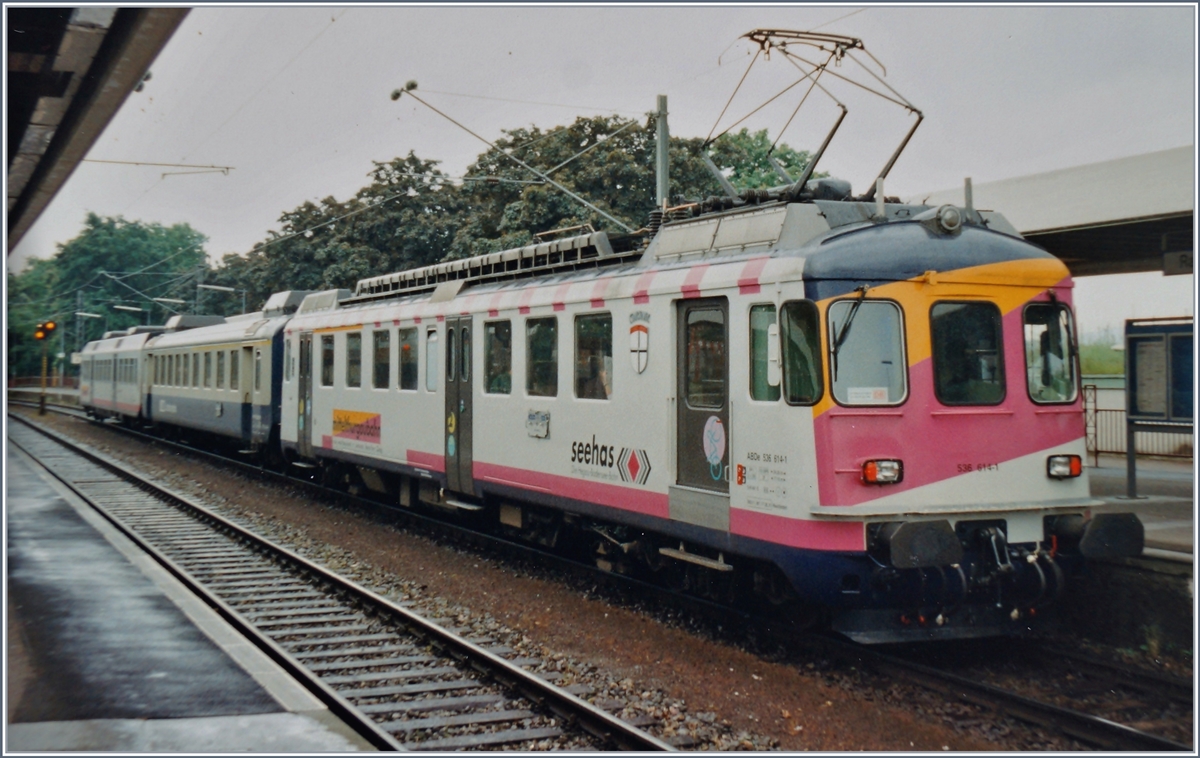 Der MThB ABDe 641-1 auf der Fahrt Richtung Konstanz beim Halt in Radolfzell. Interessant scheint mir der BLS AB-Zwischenwagen sowie durch die Unschärfe leider nur zu erahnen, der  NPZ -Steuerwagen.
30. Mai 1995
