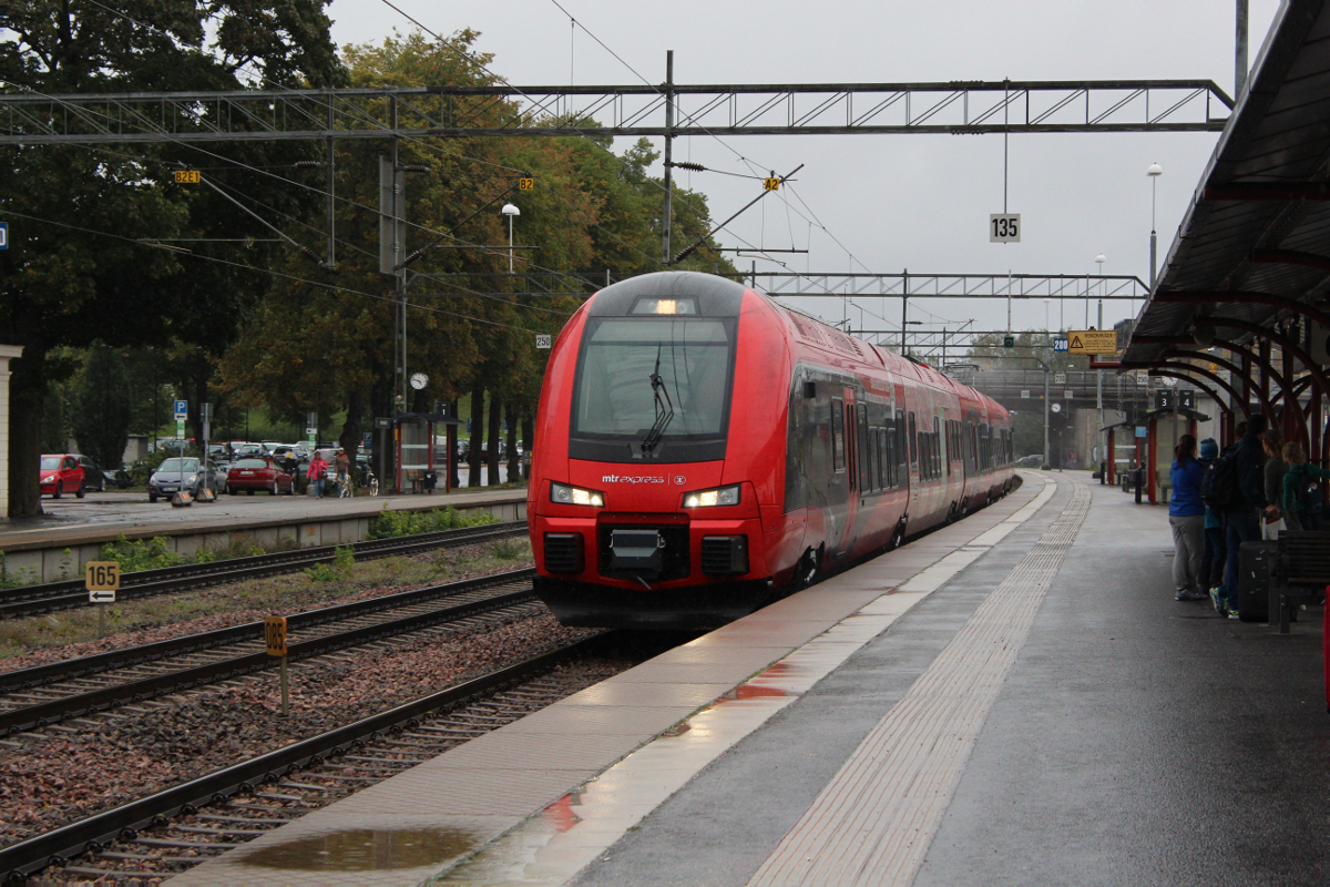 Der MTRExpress betreibt die Strecke von Stockholm nach Göteborg mit sieben Zugpaaren am Tag. Am 31.08.2018 durchfährt ein Flirt den Bahnhof Katrineholm in Richtung Göteborg 