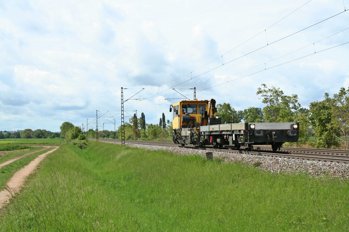 Der Mllheimer SKL, ehemals  Mllheimer Express , auf dem Weg nach Freiburg (Breisgau) am Vormittag des 08.05.14 sdwestlich von Hgelheim.
Gre an den Lokfhrer!