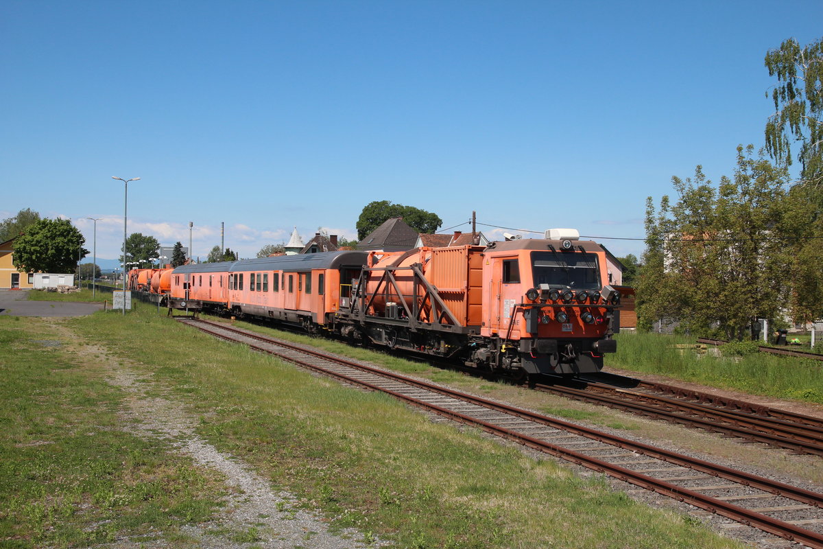 Der  Multi Modul Train  (umgangssprachlich auch Vegetationskontrollzug oder Unkrautsprinter genannt) befuhr am 4.5.2020 die Radkersburgerbahn von Spielfeld-Straß nach Bad Radkersburg und retour.
Hier fährt der X691 501 (9195 501) als SKL93407 soeben in den Bahnhof Mureck ein.
