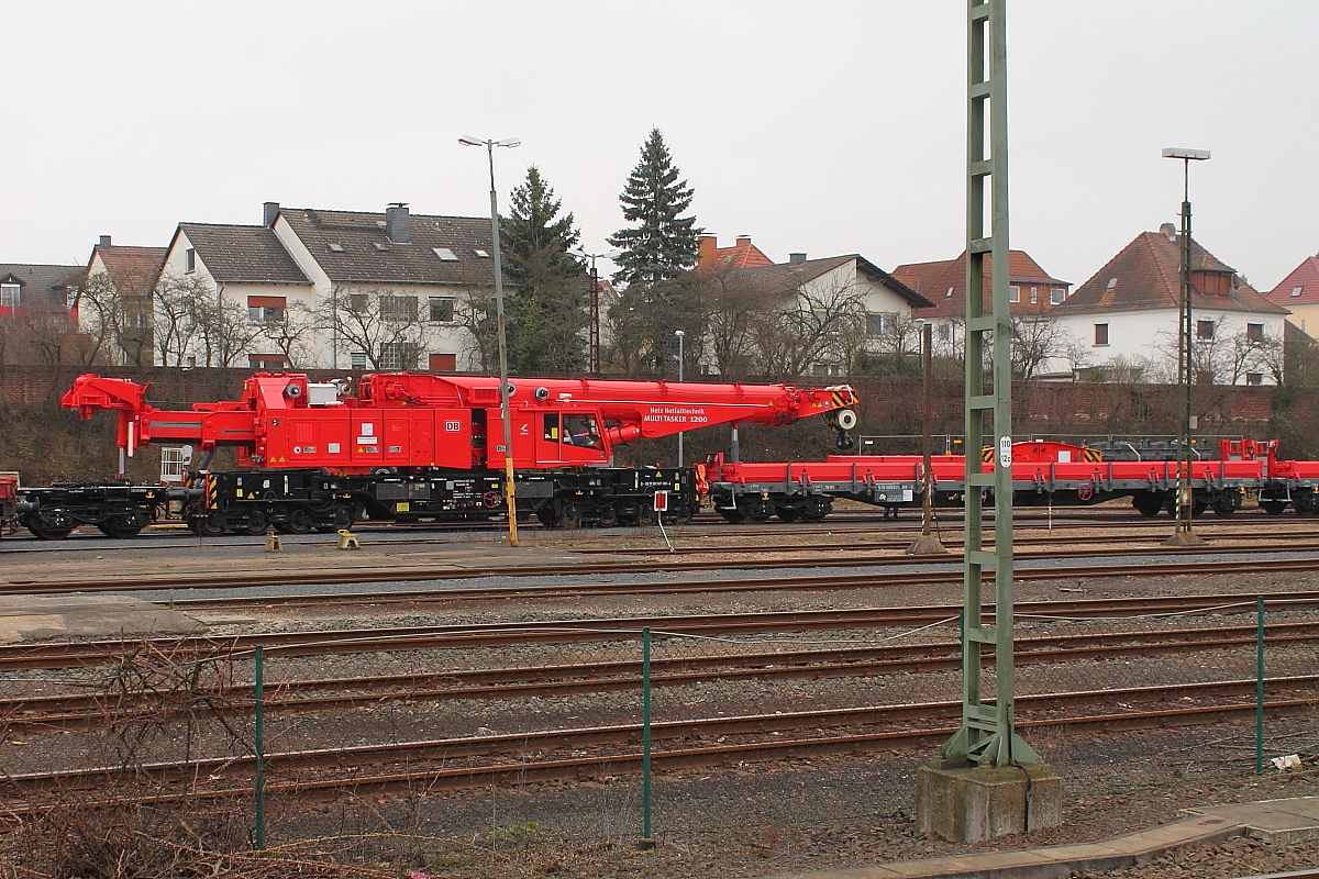 Der Multi Tasker 1200 der DB Netz Notfalltechnik (NVR: D_DB 99 809471 001-4) am 26.03.2015 in Fulda.
Der Kran wurde 2012 von der KIROW ARDELT GmbH unter der Fabriknummer 2012 170 361 gefertigt.
