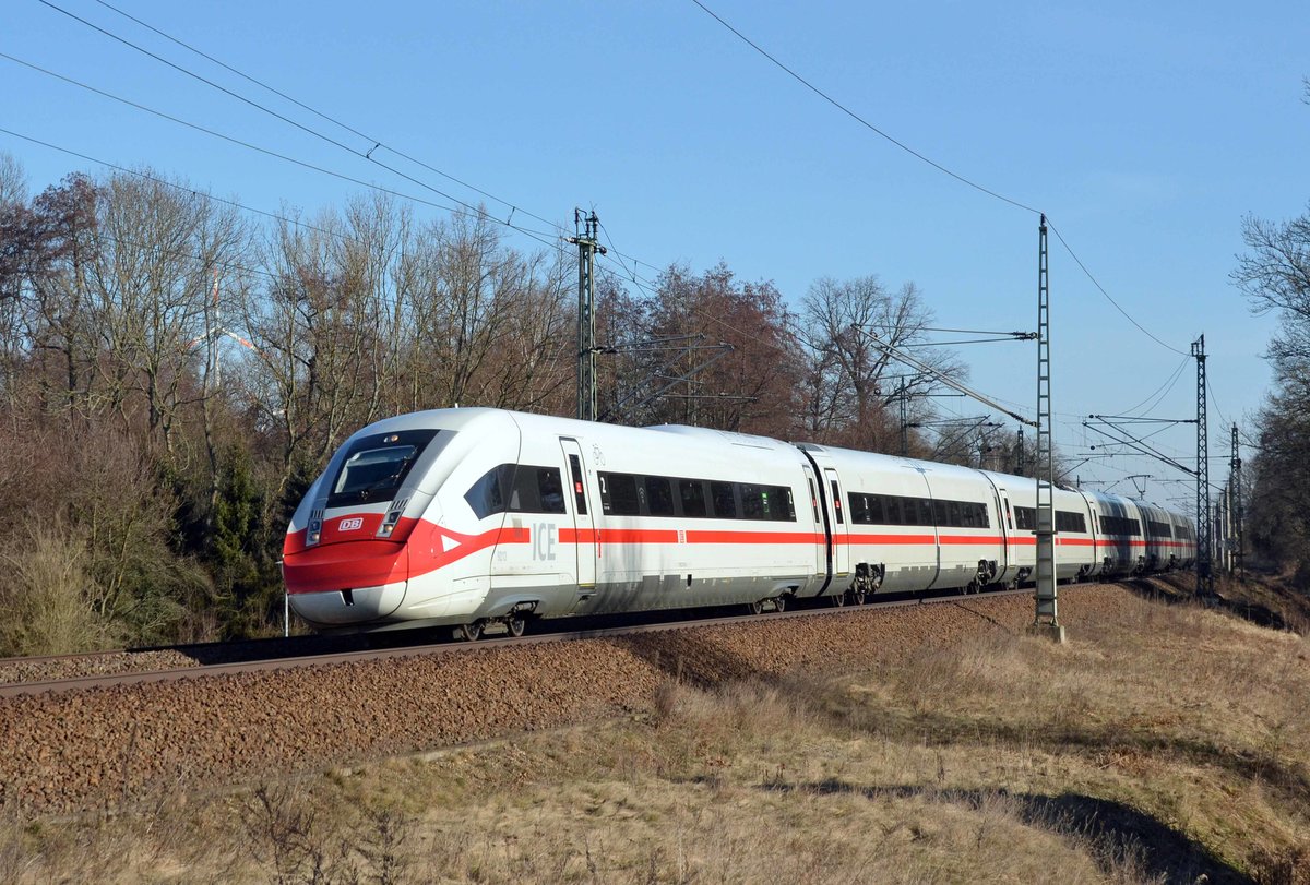 Der Mundschutz-ICE war am 21.02.21 als ICE 934 von Berlin nach Frankfurt(M) unterwegs. Hier rollt er durch Burgkemnitz Richtung Bitterfeld.