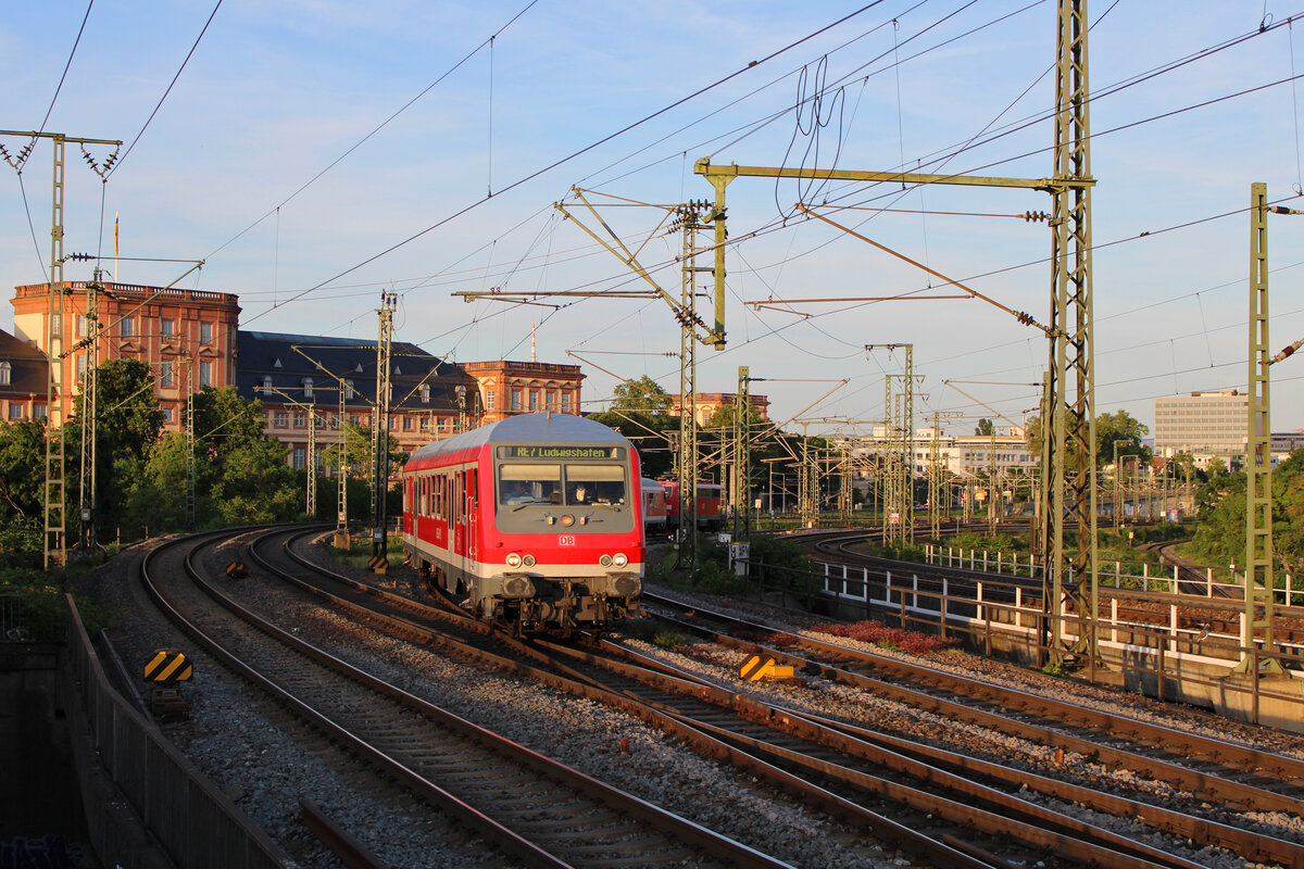 Der Murgtäler Radexpress verlässt am Abend des 15.05.2022 den Mannheimer Hauptbahnhof über die Nordbrücke in Richtung seines Zielbahnhofes Ludwigshafen(Rh)Hbf.
