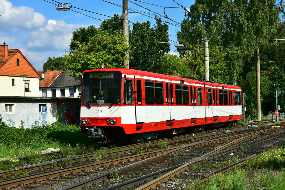 Der Museums-B-Wagen 2012 kurz vor der Haltestelle Holweide Vischeringstraße auf Testfahrt am 21.09.2015.
