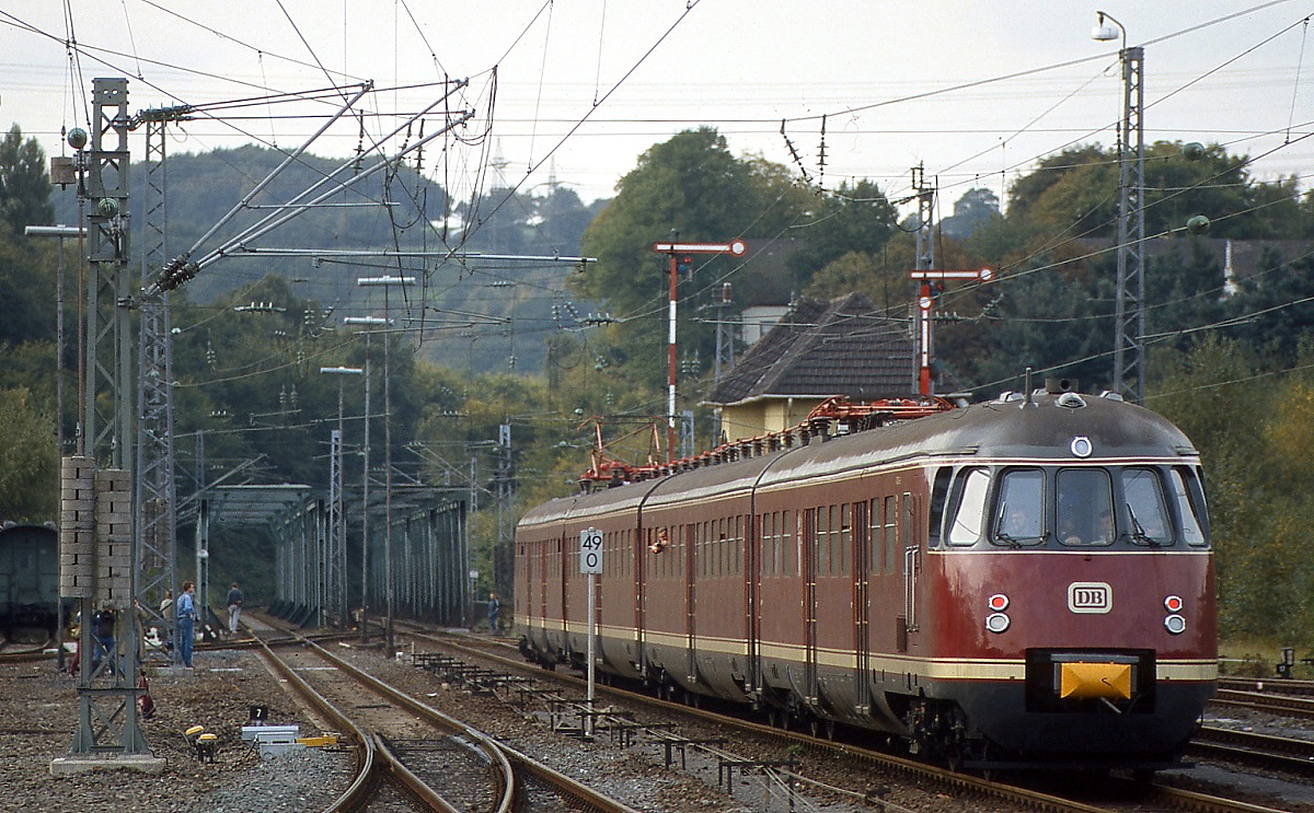 Der Museums-ET 430 114 fährt im Oktober 1985 in den Bahnhof Hattingen/Ruhr ein. Wegen des schlechten Zustandes wurden die beiden Mittelwagen und der Triebkopf 430 114 verschrottet, erhalten blieb nur der Triebkopf 430 114.