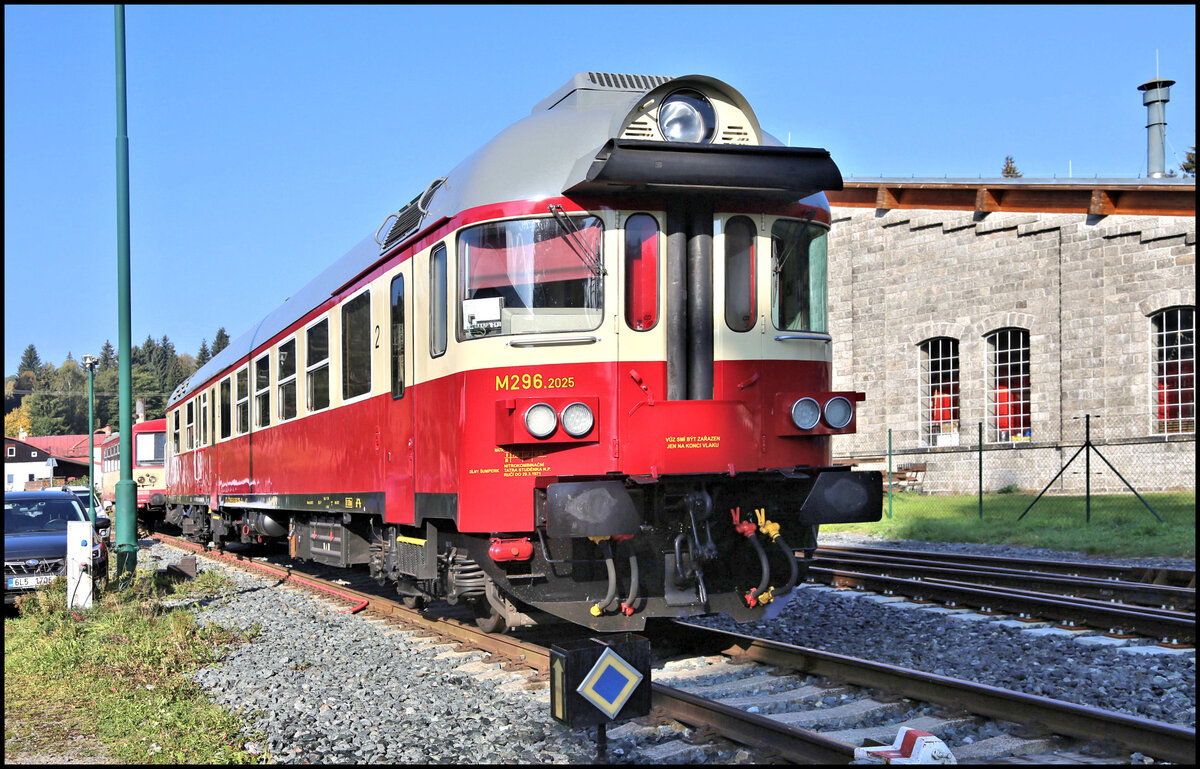 Der Museums Triebwagen M 296.2025 stand am 5.10.2026 um 9.53 Uhr auf dem Nebengleis am Lokschuppen im Bahnhof Korenov.