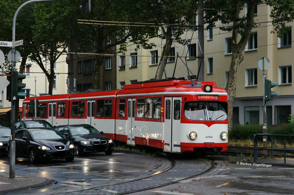 Der Museumswagen 3764 bei der Einfahrt in die Huserblockschleife  Neuenhfer Allee  am 24.08.2013.