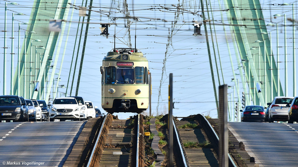 Der Museumszug 1019 auf der Severinsbrücke in Köln am 27.02.2022.