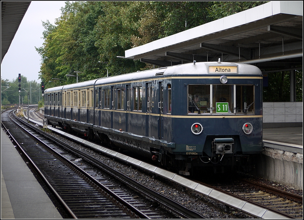 Der Museumszug des Vereins Historische S-Bahn Hamburg am Auenbahnsteig in  Bergedorf . 8.9.2013