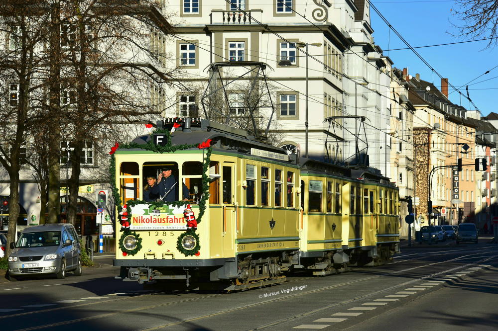 Der Museumzug  Finchen  auf dem Gotenring während der alljährlichen Nikolausfahrt des HSK (Historische Straßenbahn Köln e.V.) am 04.12.2016.
