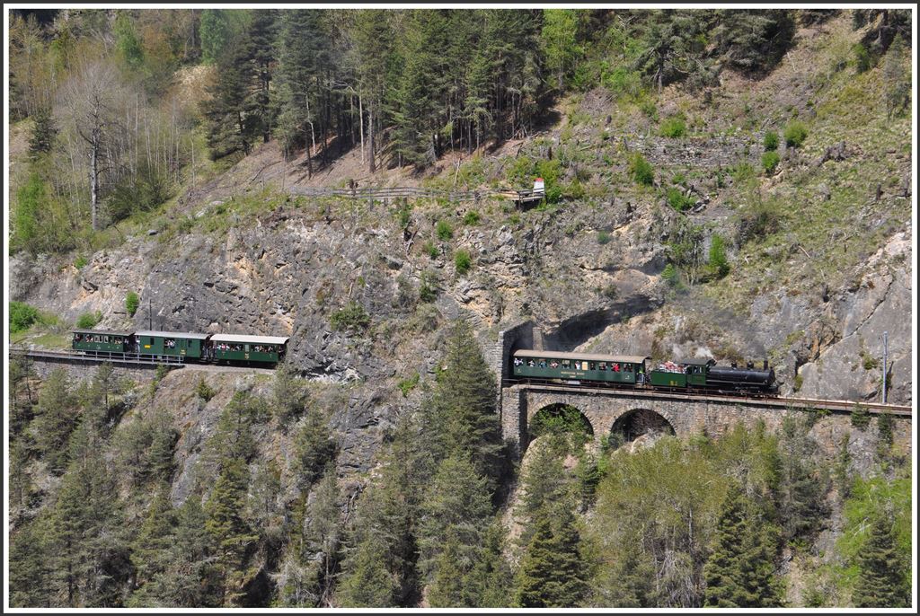 Der Muttertagsdampfextrazug mit der G 4/5 107  Albula  passiert den Zalainttunnel kurz vor dem Landwasserviadukt bei Filisur. (10.05.2015)