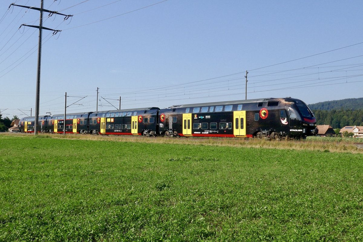 Der Mutz 008 mit der neuen Werbung auf der S1 nach Thun, am 1.7.18 kurz vor dem Bhf Kiesen.