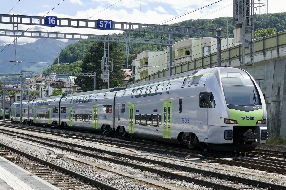 Der MUTZ RABe 515 010 als Leerzug am 17.6.24 beim verlassen des Bahnhof Spiez.
