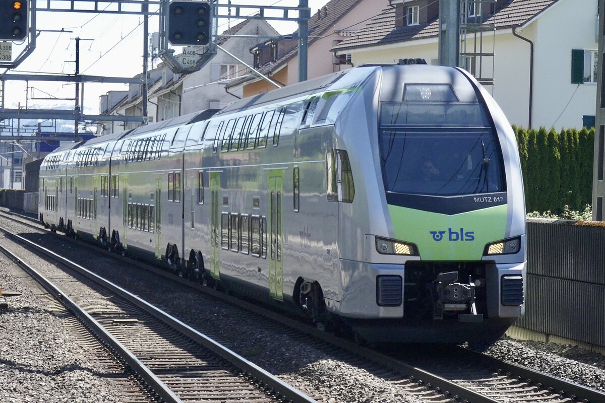 Der MUTZ RABe 515 017 kreuzt uns am 27.4.24 bei Gümligen.