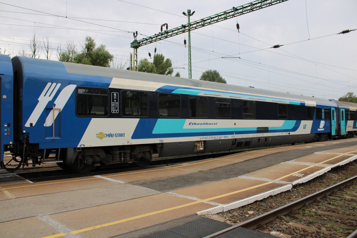 Der MV H-START tkezőkocsi (Speisewagen) 61 55 88-71 004-1 WRRmz im IC 875  Balaton  nach Budapest-Dli, am 26.07.2025 in Keszthely.