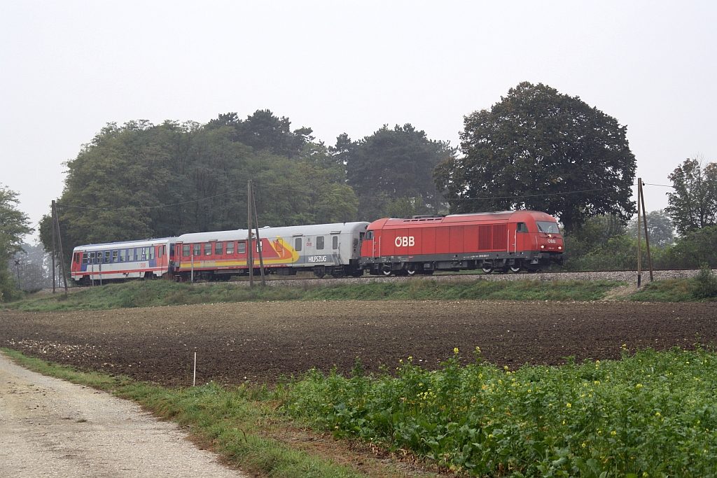 Der, nach dem Zusammenstoß mit einem LKW am 08.10.2014 in Groß Engersdorf, untaugliche 5047 060-8 wurde in die HW St. Pölten überstellt. Das Bild zeigt den, von der 2016 001-7 gezogenen, SGAG 95411 am 11.Oktober 2014 kurz nach der Hst. Raggendorf.