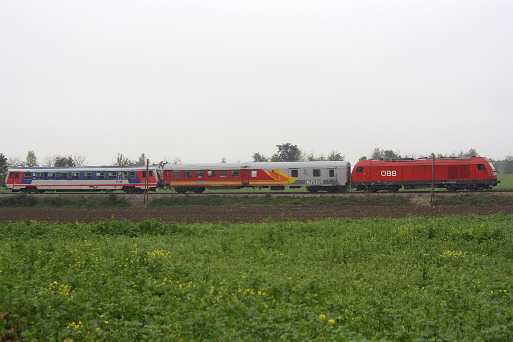 Der, nach dem Zusammenstoß mit einem LKW am 08.10.2014 in Groß Engersdorf, untaugliche 5047 060-8 wurde in die HW St. Pölten überstellt. Das Bild zeigt den, von der 2016 001-7 gezogenen, SGAG 95411 am 11.Oktober 2014 kurz nach der Hst. Raggendorf.