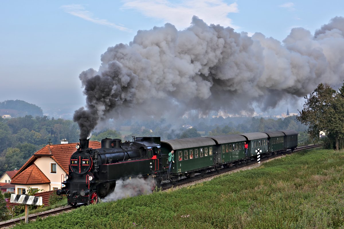 Der nach Grünau fahrende ÖGEG Sonderzug, spannt mit der 77.28 kurz vor Steinhaus bei Wels. (23.09.2017)