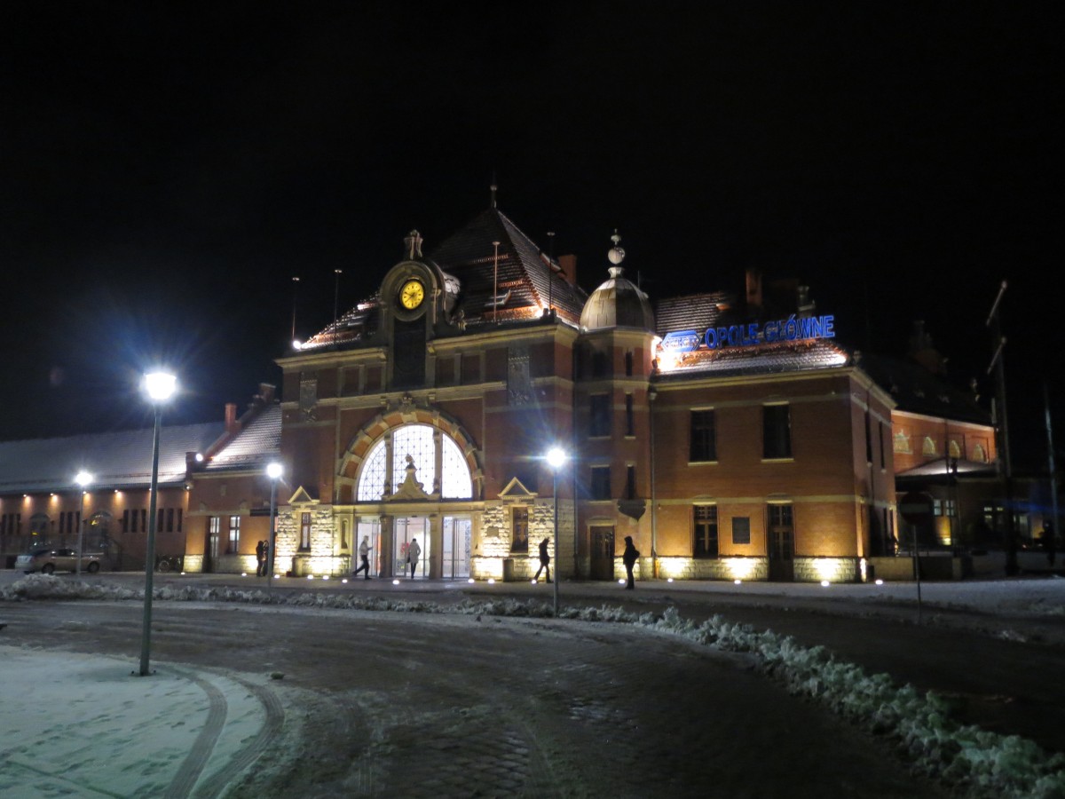 Der nach Renovierung wiedereröffnete Hautpbahnhof Oppeln (Opole) am Abend des 7. Januar 2015