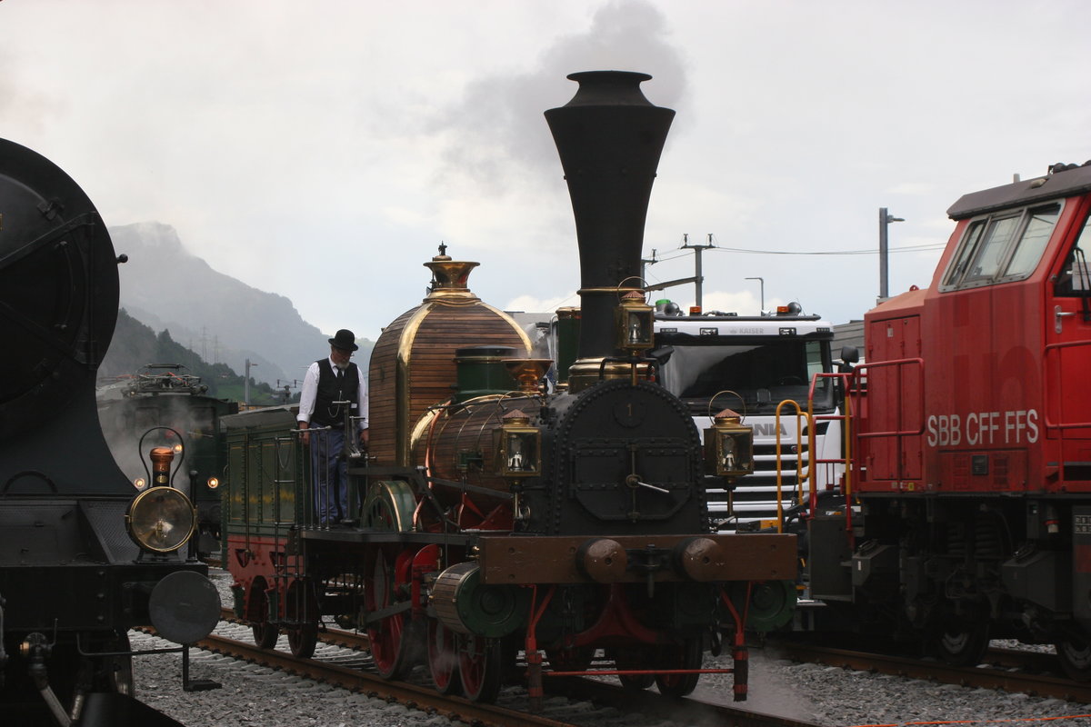 Der Nachbau der ersten Dampflok der Schweiz, die  Spanisch Brötli Bahn  D 1/3  Limmat , zeigte ihr Können auf dem hinteren Areal des Depots Erstfeld.
Erstfeld, 04.06.2016