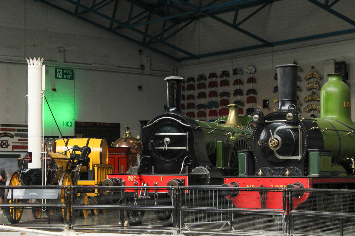 Der Nachbau der Rocket, die  GNR Stirling Single No. 1 und die S&D No. 1275 im National Railway Museum York. (05.07.2026)