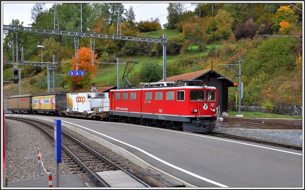 Der nachfolgende Güterzug mit der Ge 6/6 II 707  Scuol  hat uns in Filisur wieder eingeholt. (07.10.2015)