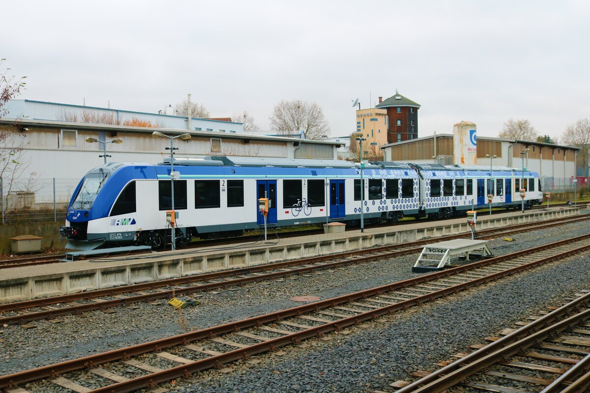 Der Nachfolger in Form von Start Alstom iLint Wasserstofftriebwagen steht auch schon bereit in Usingen Bhf am 01.12.22 mit dem Triebwagen 554 606 vom Bahnsteig aus fotografiert