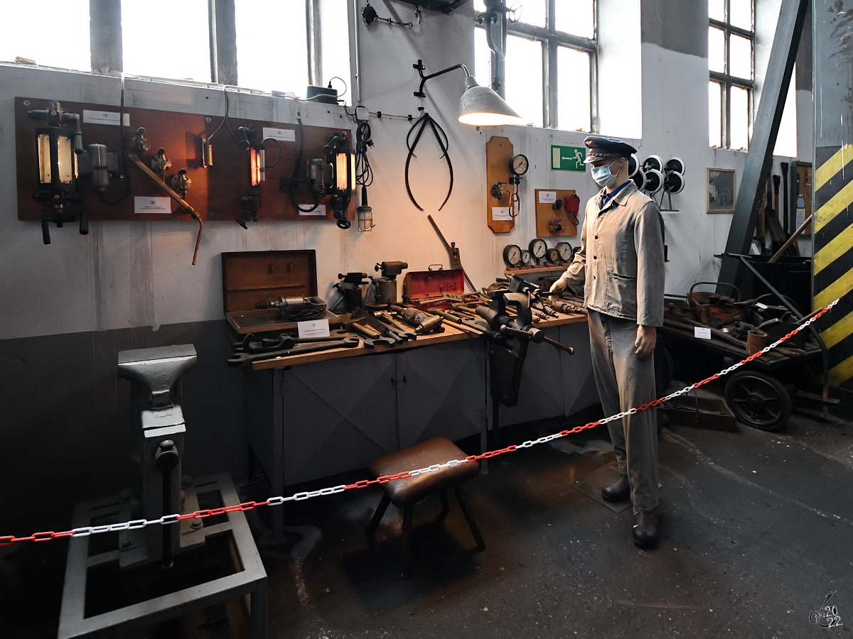 Der nachgestellte Arbeitsplatz in einer Eisenbahnwerkstatt. (Mecklenburgisches Eisenbahn- und Technikmuseum Schwerin, März 2022)