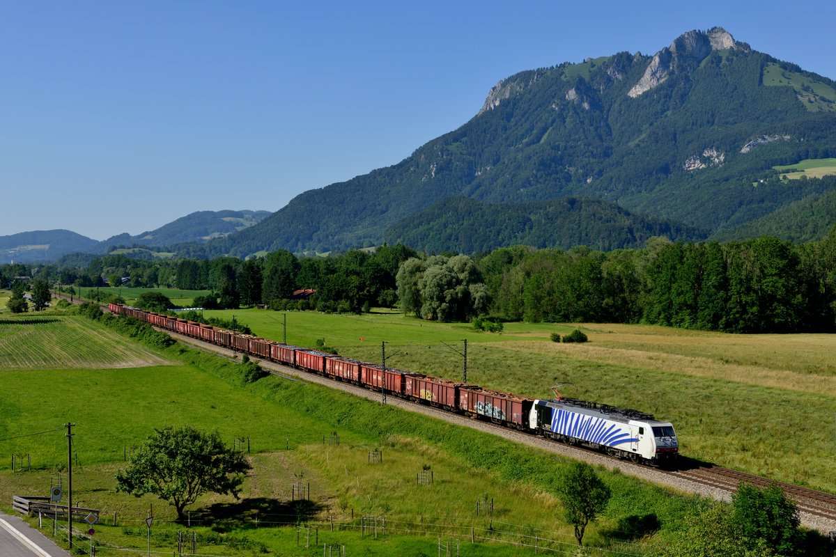 Der nachmittägliche Lokomotion Schrottzug DGS 44129 von München Nord Rbf nach Brescia Scalo wurde am 24. Juni 2016 von 189 917 befördert. Aufgenommen wurde die Leistung bei Kirnstein im Inntal.