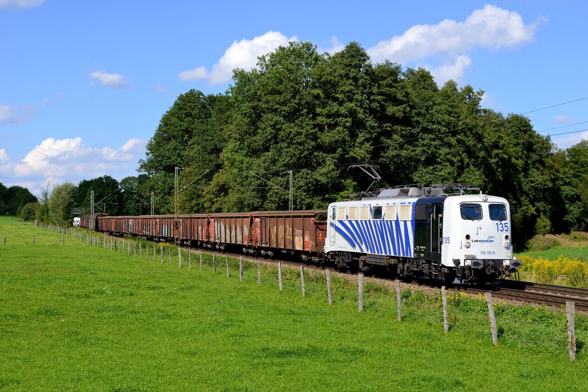 Der nachmittägliche Lokomotion Schrottzug DGS 44129 von München Nord Rbf nach Brescia Scalo kann häufiger mit einer  altwertigen  Bespannung aufwarten. So auch am 04. September 2017, als sich 139 135 die Ehre gab. Über die Jahre hat der Zug seine Zusammenstellung geändert. Waren es früher einheitlich Waggons der Gattung Eaos, die mit dem namensgebenden Schrott beladen waren, finden sich nun auch unter anderem Autotransport- und Tonerdewagen im Zugverband. Aufgenommen wurde die Leistung am wohlbekannten Bü Vogl.