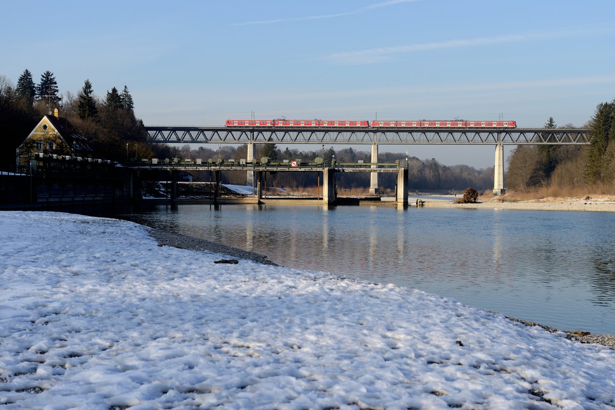 Der nachmittägliche Lt 8160 von München Steinhausen nach Solln konnte am 19. Februar 2015 auf der Grosshesseloher Brücke dokumentiert werden. Gebildet wurde die Garnitur aus den 420 459 und 471. Momentan ist der Einsatz von 420-ern auf der S20 noch Glückssache, oft fällt eine Fahrt aus oder ein 423 kommt zum Einsatz.