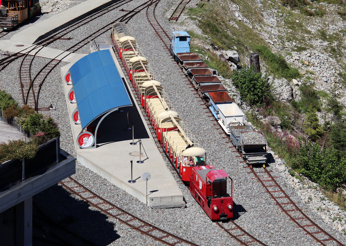 Der Nachmittags-Panoramazug um 13.55 Uhr ab Les Montuires (1821 müM) ist nur schwach besetzt. Rechts ein Zug mit Kipplorenwagen. Les Montuires, 25.8.2025