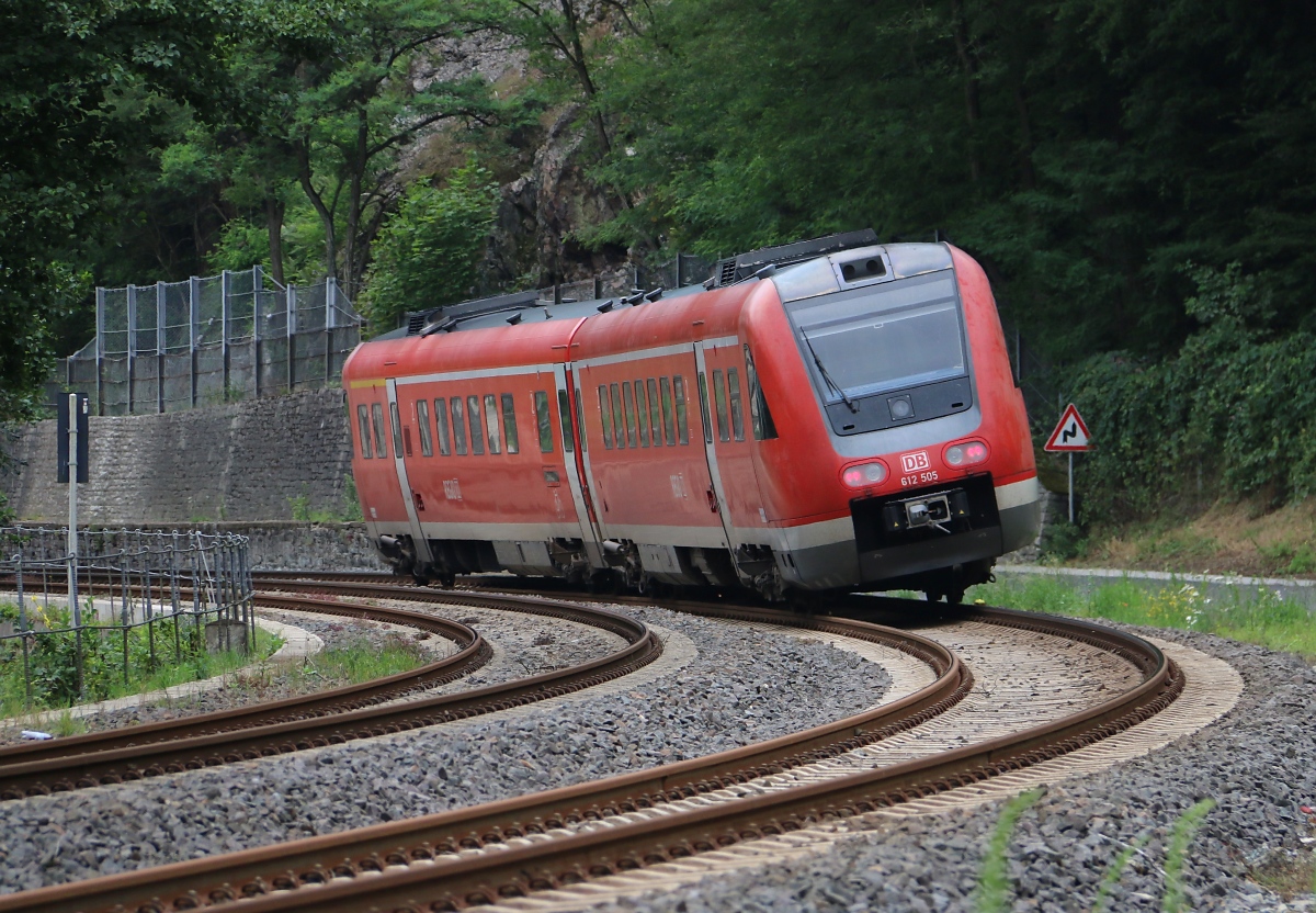 Der Nachschuss auf 612 005/505 in Richtung Nassau (Lahn) zeigt die Neigetechnik in Aktion. Aufgenommen bei Obernhof am 12.07.2014.