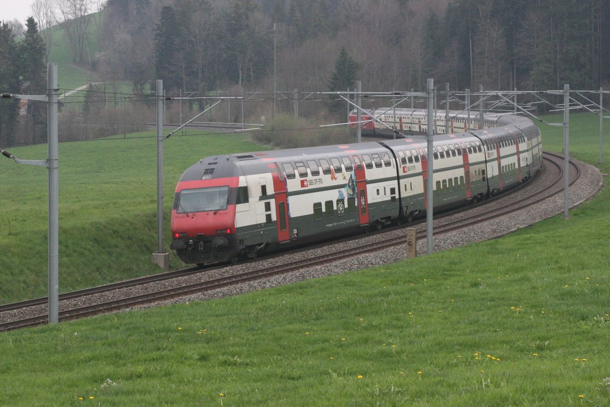 Der Nachschuss des IC 1 von Genf nach St. Gallen, hier der Bt 2000. Die Zuglok war die Re 460 020  Idée Suisse .

Flawil, 12.04.2019