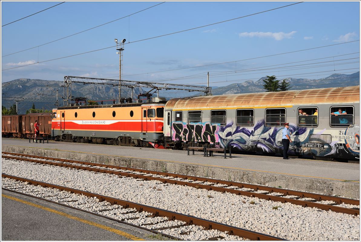 Der Nachtschnellzug 1136 mit der 461-040 und einem bunten Zug versprayter Sitz-, Liege- und Schlafwagen verlässt Podgorica um 18.00 Uhr Richtung Belgrad. (01.08.2016)