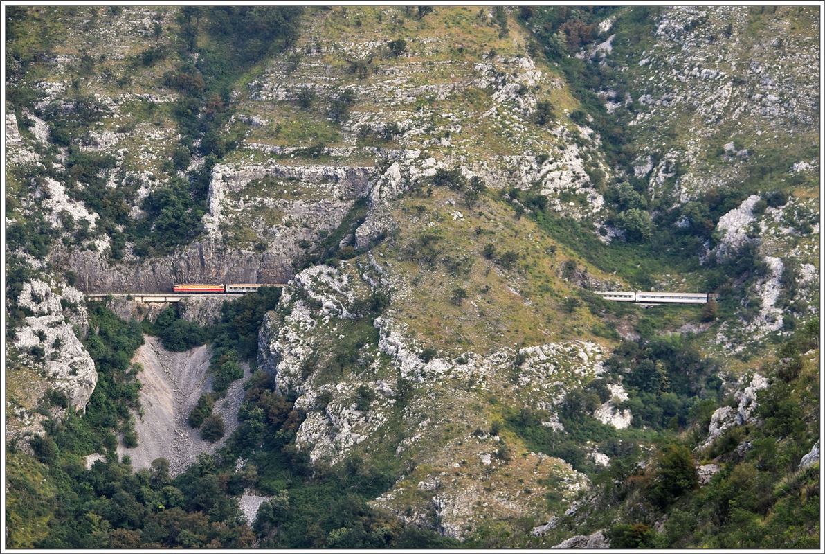 Der Nachtschnellzug 1136 nach Belgrad nähert sich dem Mala Rijeka Viadukt. (02.08
2016)