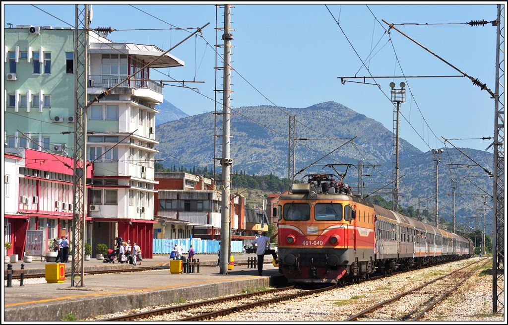 Der Nachtzug aus Belgrad mit 461 040 und zwölf Sitz-, Schlaf- und Liegewagen, sowie zwei Autotransportwagen hat in Podgorica einen Zwischenstopp eingelegt vor der Weiterfahrt nach Bar. (14.08.2014)