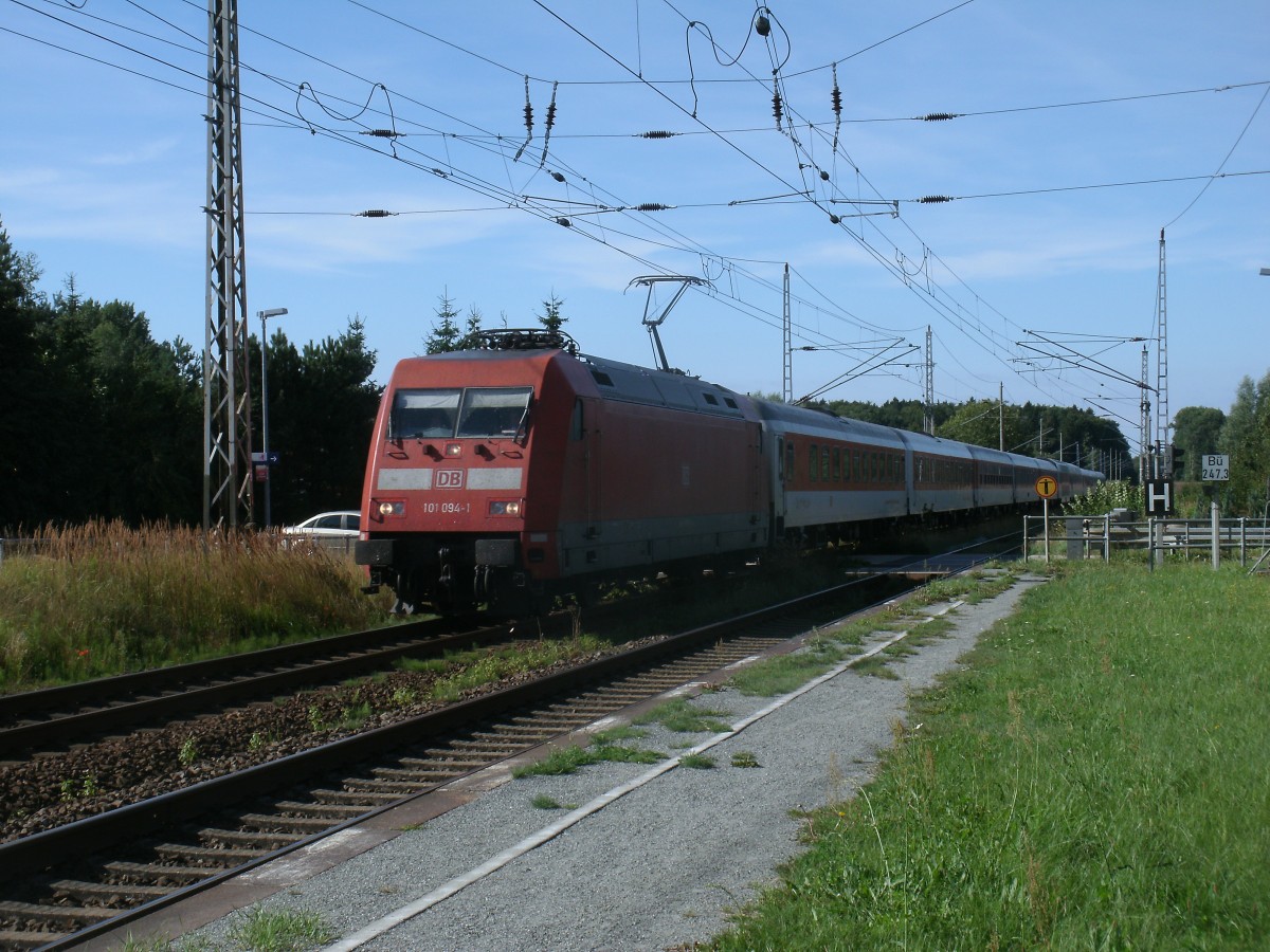 Der Nachtzug CNL 1251 Zürich-Binz,gezogen von 101 094 durchfuhr,am 24.August 2013,die Station Teschenhagen.