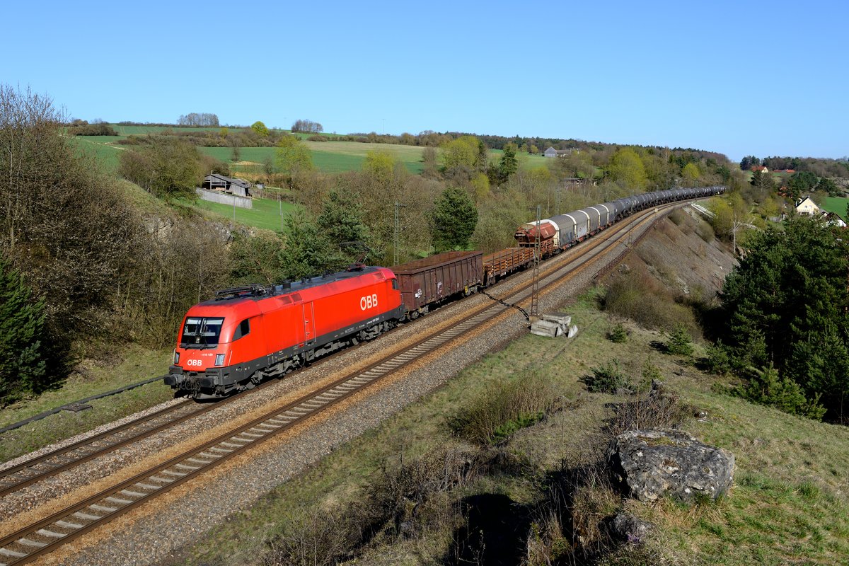 Der nächste Güterzug, der an der Stützmauer bei Lauber dokumentiert werden konnte, war ein  Gemischtwarenladen  aus Österreich mit Ziel Nürnberg Rangierbahnhof. Zuglok war 1116.129 (15. April 2015).