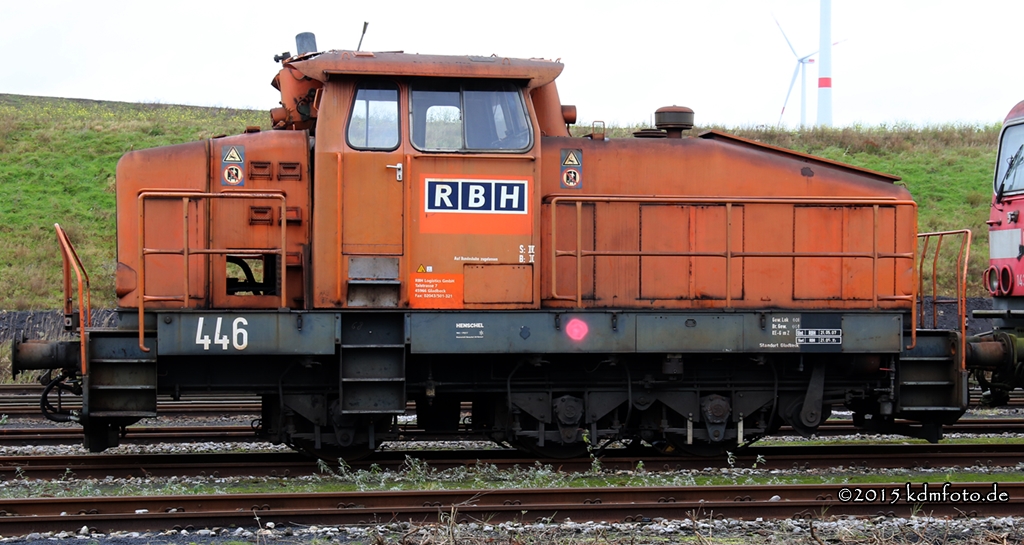 Der nächste Lok-Zug von Marl nach Bender/Opladen steht am 29.11.2015 bereit, bei Bender warten die Schneidbrenner auf die Loks. Ein Bild das jedem Zechenbahner weh tut. Im Bild: RBH446 Typ: DHG500, gebaut 1963/Henschel Nr.30885, 368KW, Achsfolge: C, +12.2015  --  Mehr Fotos gibt es auf:  http://kdmfoto.de/index.php/industrie/eisenbahn/rag-buh-rbh/rbh-lokzug-auf-av-nach-bender-29-11-2015