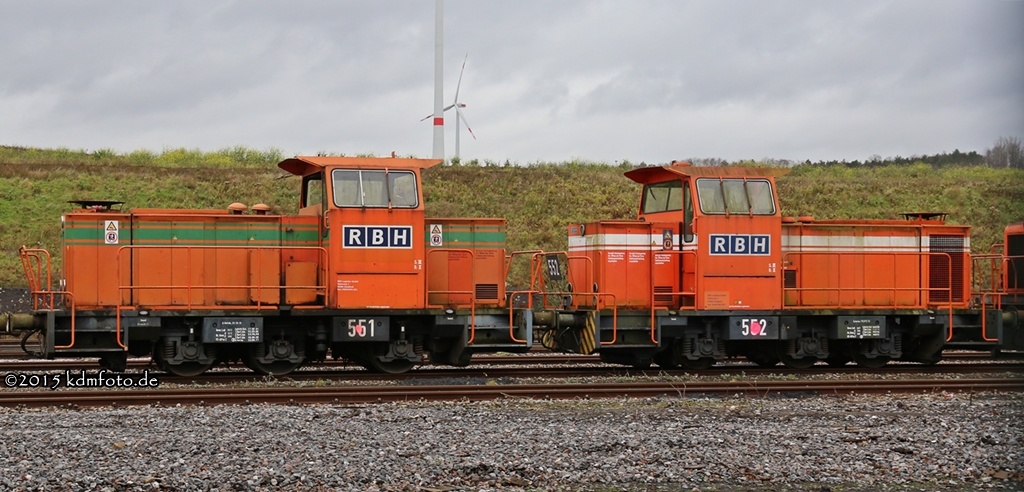 Der nächste Lok-Zug von Marl nach Bender/Opladen steht am 29.11.2015 bereit, bei Bender warten die Schneidbrenner auf die Loks. Ein Bild das jedem Zechenbahner weh tut. Im Bild: RBH551 Typ: DE501, gebaut 1980/MaK Nr.700039, 500KW, Achsfolge: C, +12.2015  und  RBH552 Typ: DE501, gebaut 1981/MaK Nr.700053, 500KW, Achsfolge: C, +12.2015  --  Mehr Fotos gibt es auf:  http://kdmfoto.de/index.php/industrie/eisenbahn/rag-buh-rbh/rbh-lokzug-auf-av-nach-bender-29-11-2015