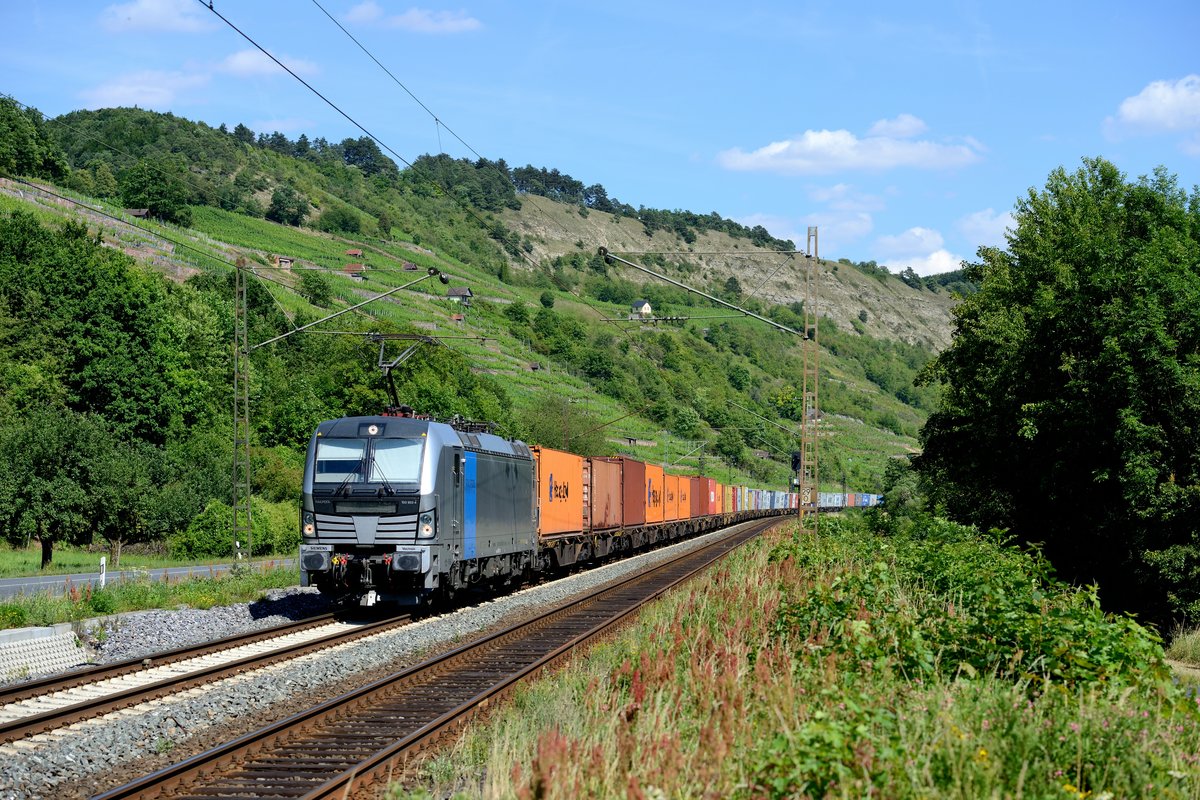 Der nächste Railpool Vectron kam fast im Blockabstand hinterher gefahren: Für Boxxpress ist 193 803 aktuell im Einsatz. Am 03. Juli 2014 konnte die Lok vor dem DGS 69252 von München Riem nach Dradenau bei Gambach im Maintal aufgenommen werden. Zwar mit ordentlichem  Rollo-Schaden , dafür waren die Tragwagen voll und bunt beladen. 