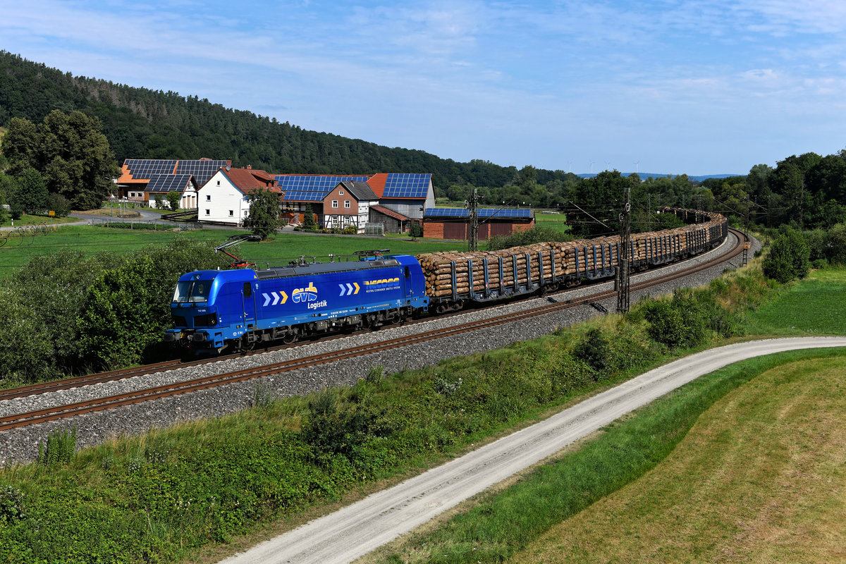 Der nächste schöne Holzzug folgte im Blockabstand. Die in einem gefälligen Metallicblau gehaltene 192 005 der EVB brachte einen DGS 56212 von Adelebsen nach Platting. Interessanterweise nahm dieser Holzzug den Weg nach Niederbayern über München (Hermannspiegel am 19. Juli 2020).
