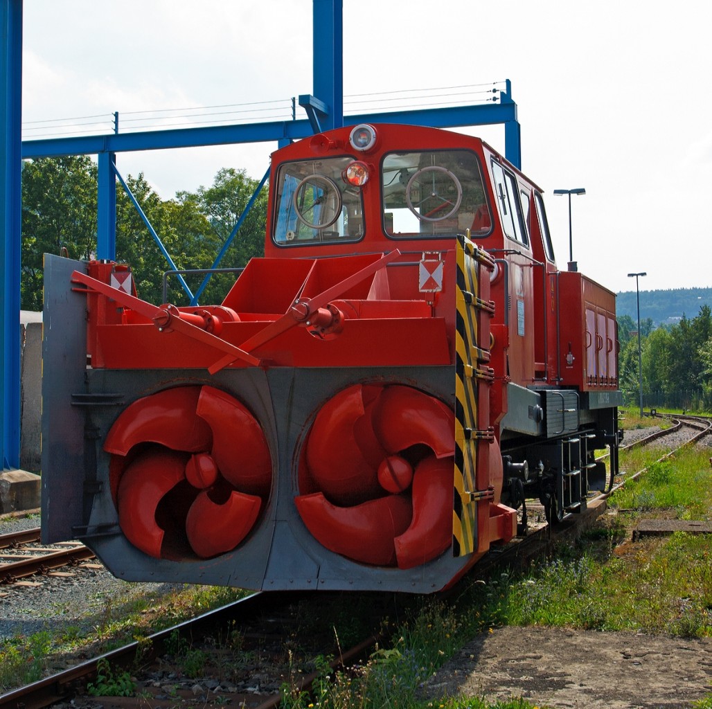 Der nächste Winter kann kommen...

Schneeschleuder der Baureihe 832, der DB Netz AG, Schweres Nebenfahrzeug Nr. 40 80 947 5 196-8,  steht am 24.08.2013, mit erledigter Revision, im Dampflokwerk Meiningen (DLW).

Diese Schneeschleuder wurde 1974 von Beilhack als Typ HB 600  unter der Fabrik Nr. 68 gebaut. Die Schnee-Schleudereinrichtungen werden von zwei eingebauten Dieselmotoren angetrieben, der Fahrantrieb erfolgt durch eine separate Lok. 
Der Aufbau ist um 180 ° drehbar, um die Arbeitsrichtung wechseln zu können. 

Technische Daten: 
Achsanzahl: 2
Spurweite: 1.435 mm (Normalspur)     
Länge über Alles: 12.000 mm
Achsabstand: 5.000 mm
Eigengewicht: 32 t
Zul. Anhängelast: -
Zur Mitfahrt zugel. Personen: 6
Höchstgeschwindigkeit: 80 km/h ursprünglich 90 km/h (vorangestellt 50 km/h)
Räumgeschwindigkeit: 0,5 km/h bis zu 25 km/h
Räumleistung (t/h)  max. 7.800
