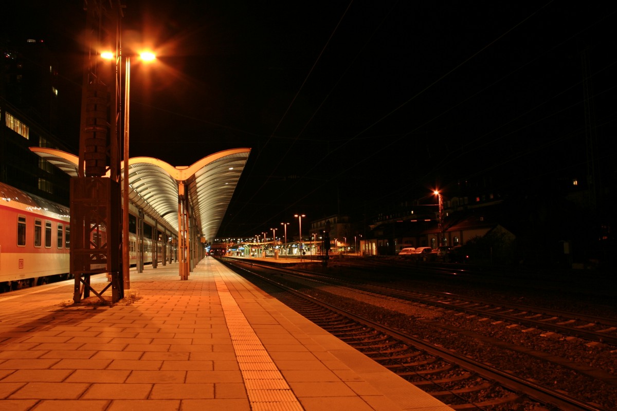 Der nchtliche Freiburger Hauptbahnof (Freiburg im Breisgau), aufgenommen am 25.01.14. Auf dem Bild sind die Gleise 3 bis 8 zu sehen. Links am Rand ist der PbZ 2458 von Basel nach Karlsruhe zu erkennen, welche auf Gleis 2 auf einen Dostos wartet, der gerade am Ende des Zuges angekoppelt wird. Gezogen wurde der Zug an diesem Abend von 140 585-1.
An dieser Stelle nochmal viele Gre an den Lokfhrer!