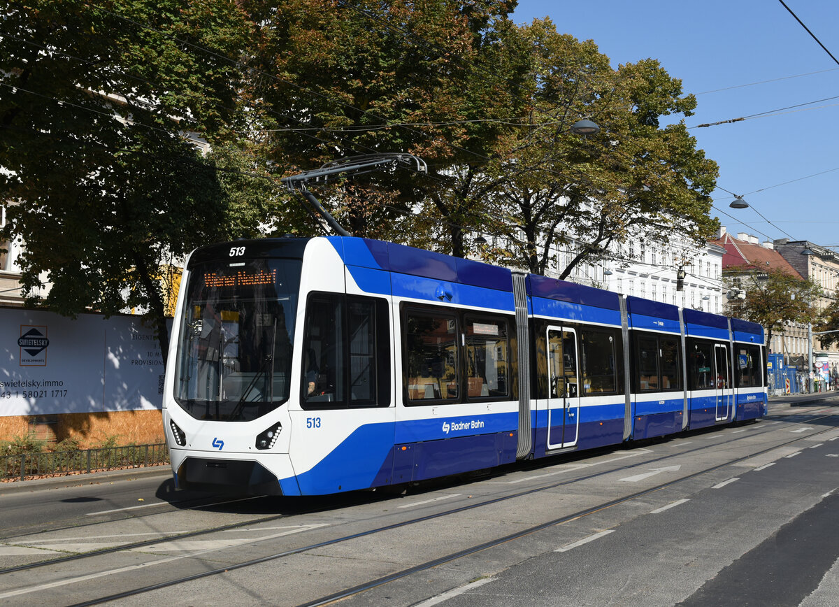 Der nagelneue WLB Triebwagen 513 bediente am Morgen des 11. September 2023 den Streckenabschnitt Oper> Wiener Neudorf, hier zu sehen unweit der Haltestelle Mayerhofgasse stadtauswärts fahrend.