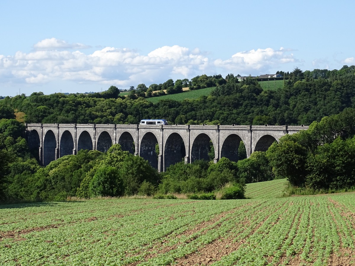 Der Nahverkehrszug (SNCF Baureihe X 37500) von Brest nach Quimper überquert gerade den Viadukt über die Aulne und wird bald den Kreuzungsbahnhof Châteaulin erreichen.

02.07.2015