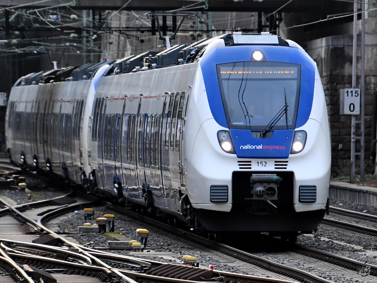 Der National Express-Elektrotriebzug 152 bei der Ankunft am Hauptbahnhof Wuppertal. (Februar 2021)