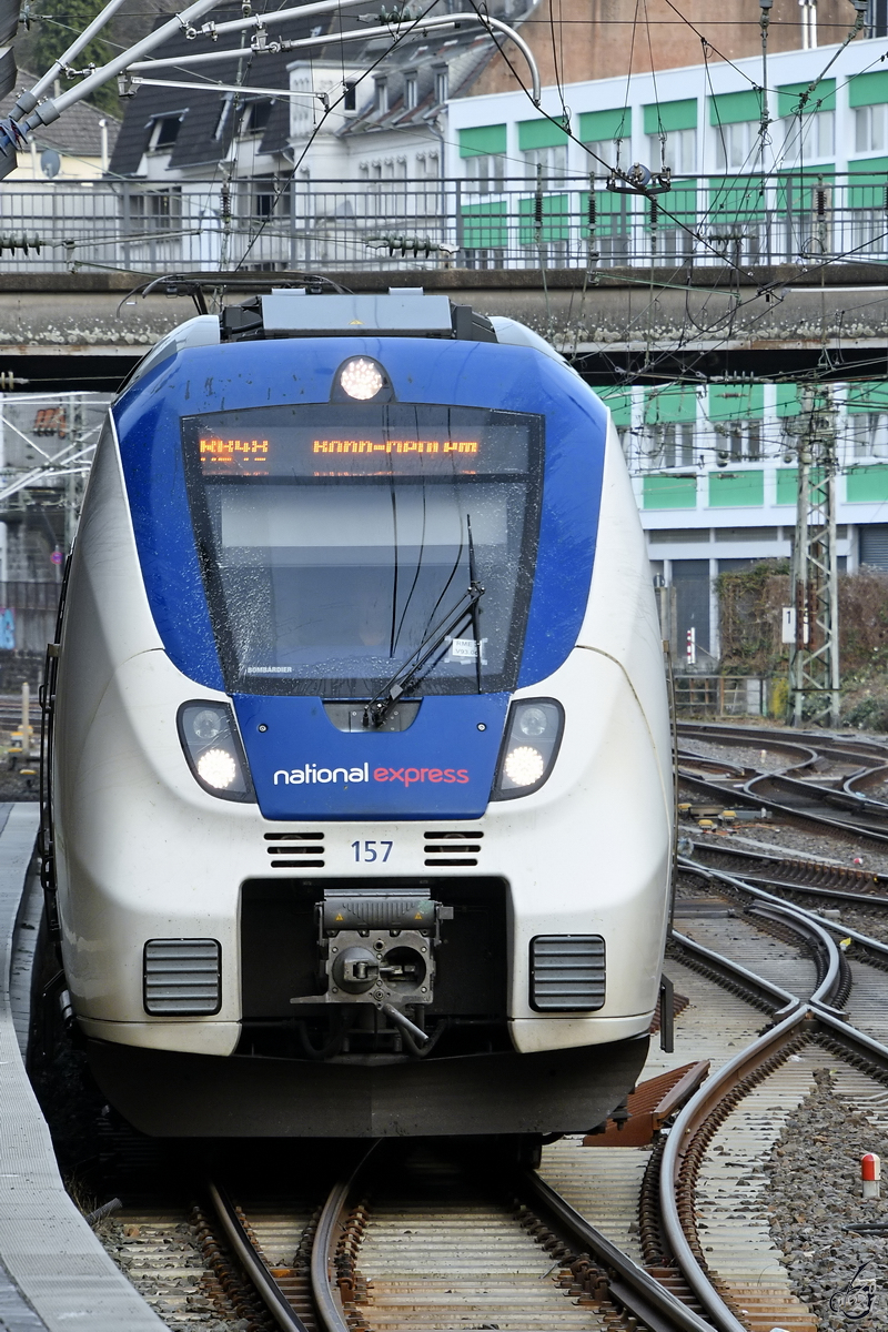 Der National Express-Elektrotriebzug 157 bei der Ankunft am Hauptbahnhof Wuppertal. (Februar 2021)