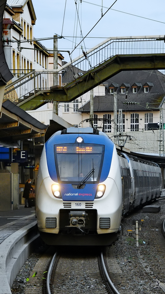 Der National Express-Elektrotriebzug 160 bei der Ankunft am Hauptbahnhof Wuppertal. (Februar 2021)